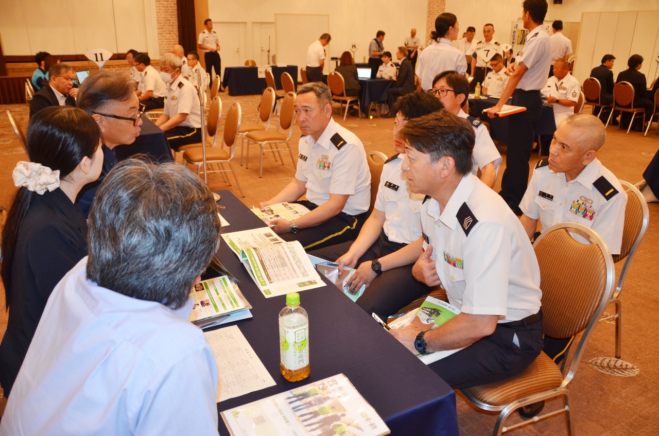 退職予定の自衛隊員を対象に行われた合同企業説明会=14日、八戸プラザアーバンホール