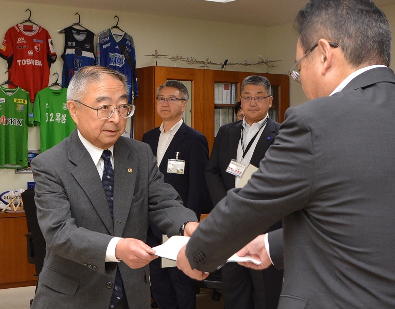 熊谷雄一市長(右)に要望書を手渡す武輪俊彦会頭(左)=14日、八戸市庁