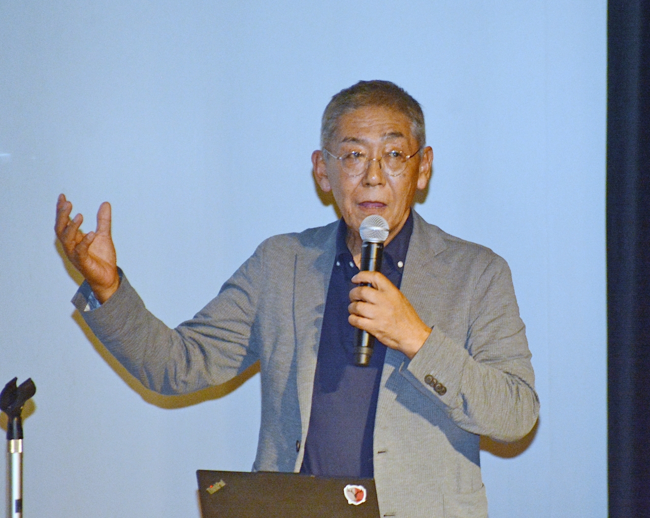 講演で鹿島アントラーズの取り組みを紹介する鈴木秀樹副社長=14日、田子町