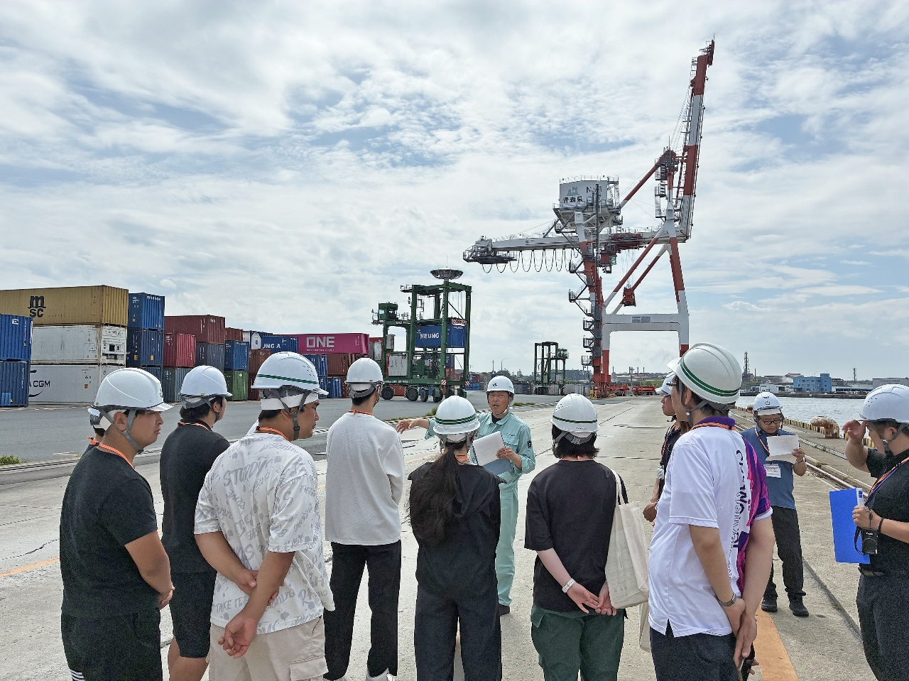 八戸市内の物流関連企業を見学する学生(八戸市提供)