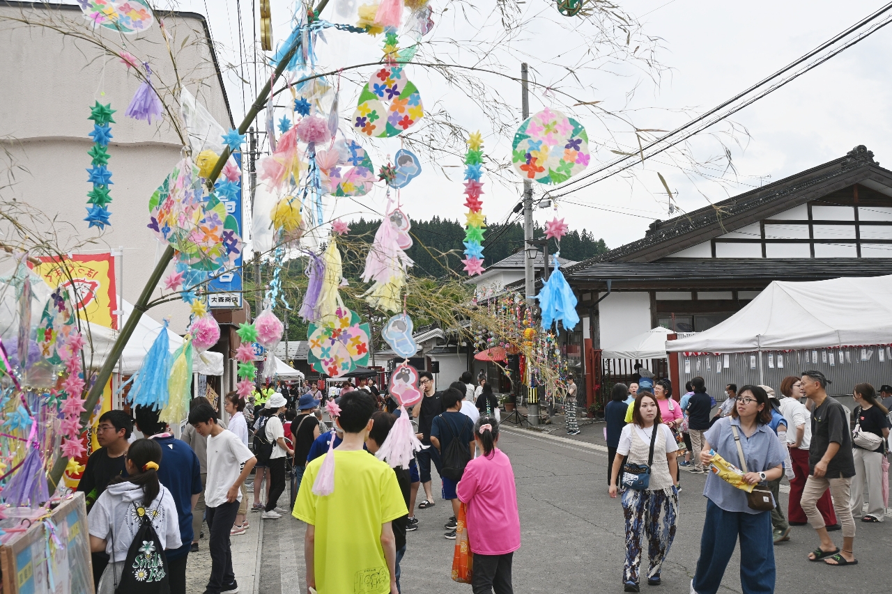 華やかな七夕飾りが商店街を彩り、にぎわった浄法寺七夕まつり