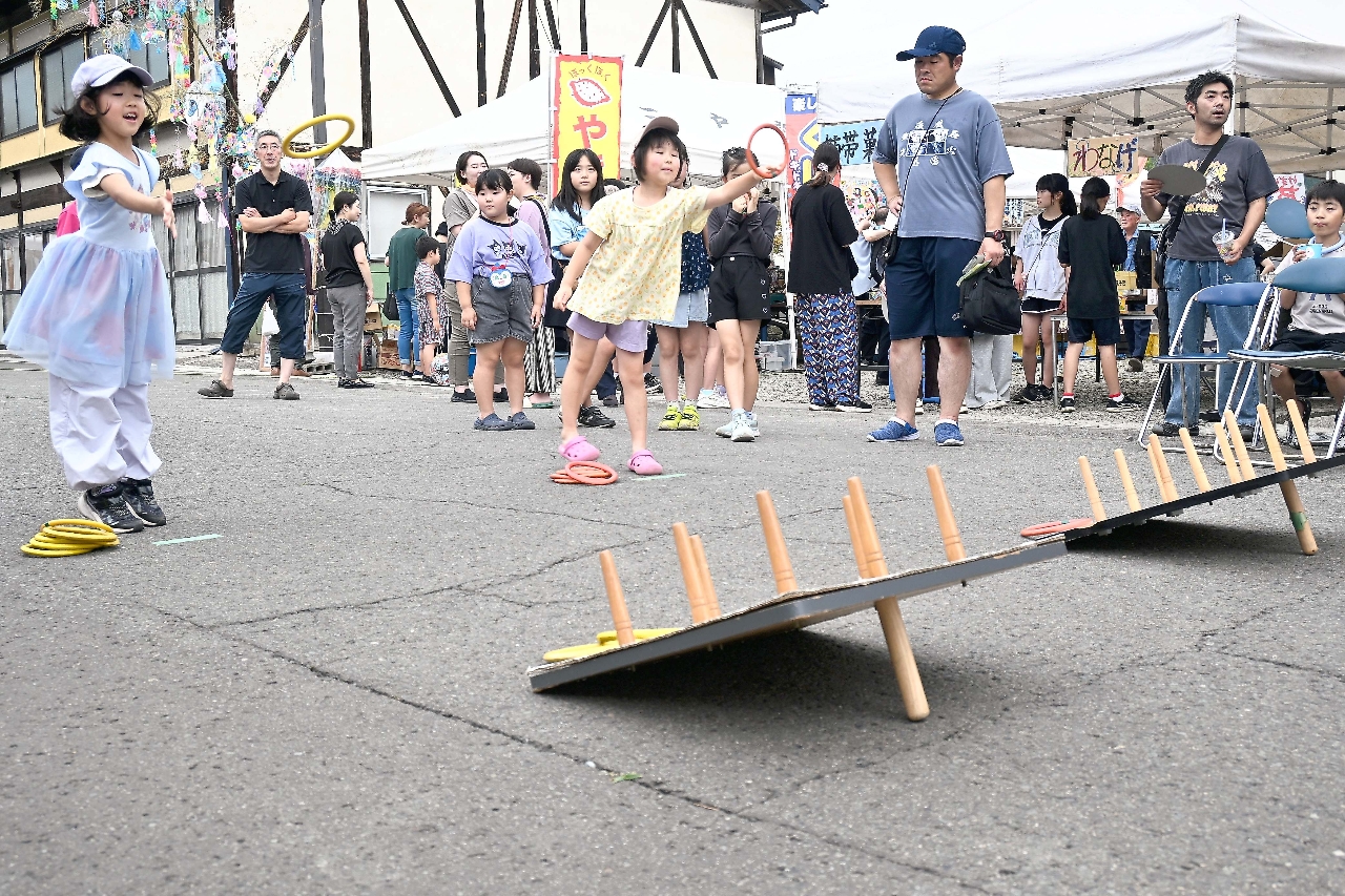 輪投げ大会を楽しむ子ども