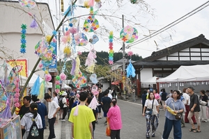 華やかな飾り、街並み彩る 二戸・浄法寺七夕まつり、商店街に活気