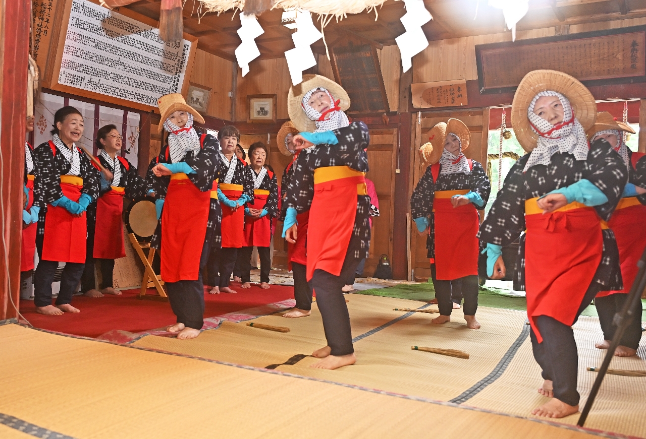 唄と踊りを奉納する会員