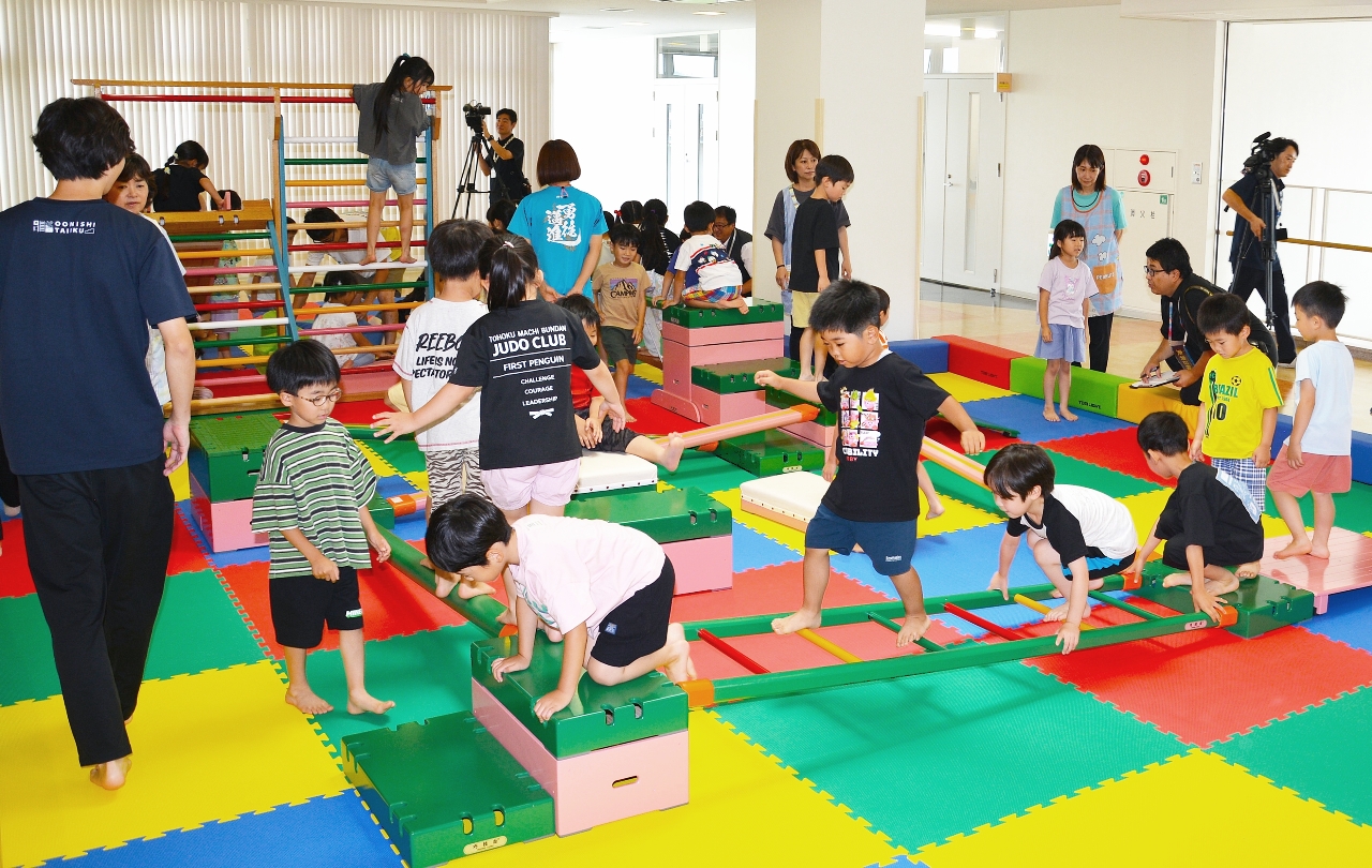 プレオープンで遊具を使って元気に遊ぶ子どもたち