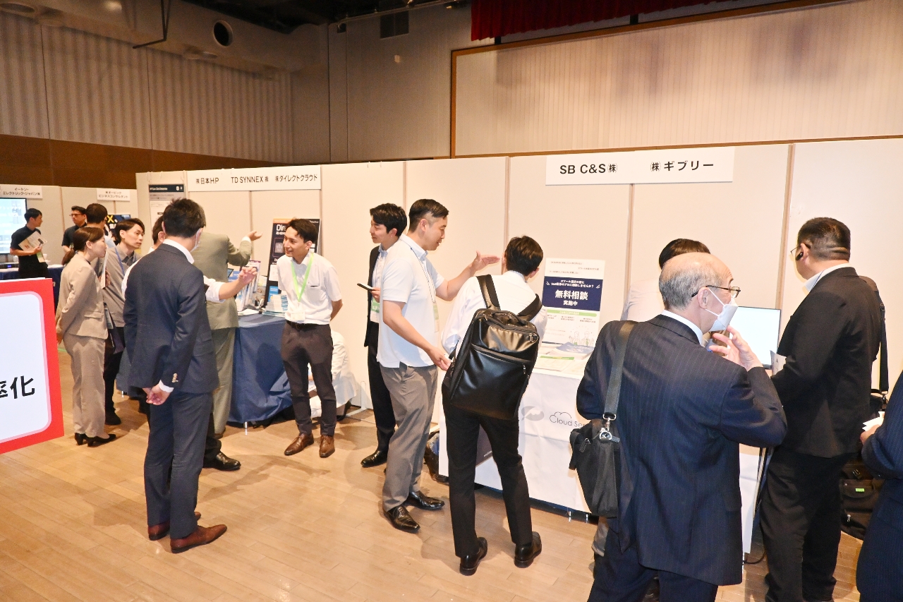ＡＩなど業務効率化に役立つ最新技術に触れる来場者ら＝１４日、青森市