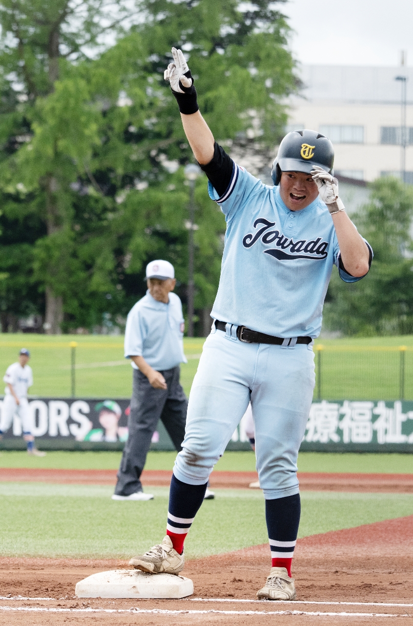 【２回戦・十和田工―工大二】１回十和田工１死二塁、先制の中前適時打を放ち、塁上でポーズを取る小田島夢和＝弘前はるか夢