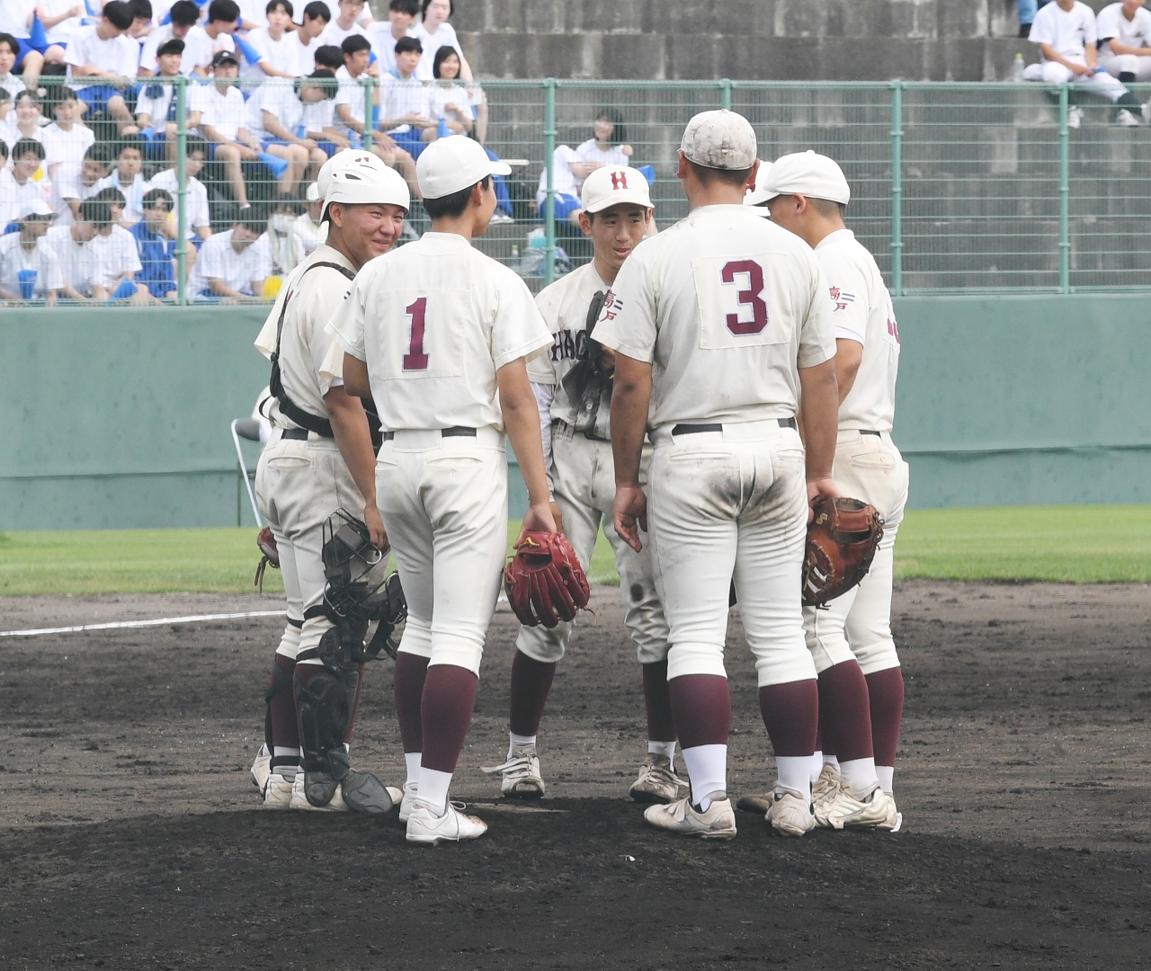 【2回戦・青森商―八戸】8回青森商1死一塁の場面でマウンドに集まる八戸ナイン=八戸東球場