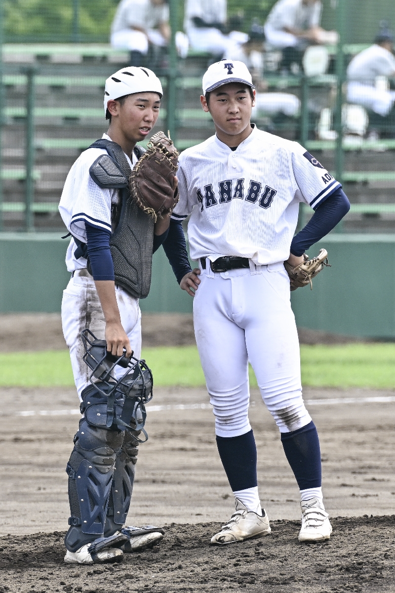 【２回戦・田名部－弘前南】６回弘前南、岩渕鉄男（右）は佐々木聡史に四球を与え、捕手の伊藤旺准とマウンド上で話し合う＝六戸メイプル
