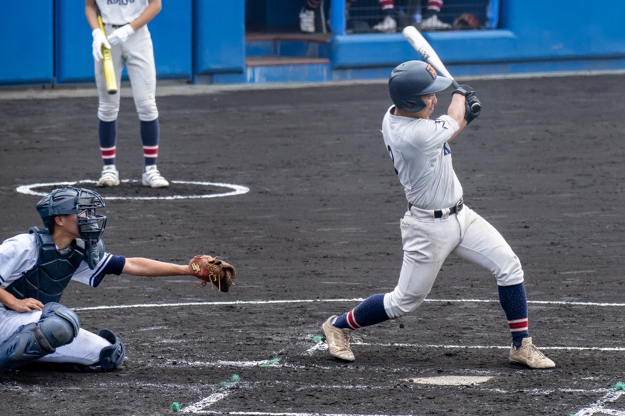 【2回戦・むつ工―八戸工】2回2死二塁、八戸工は林崎克己の左前適時打で先制点を挙げる=青森ダイシンベースボールスタジアム