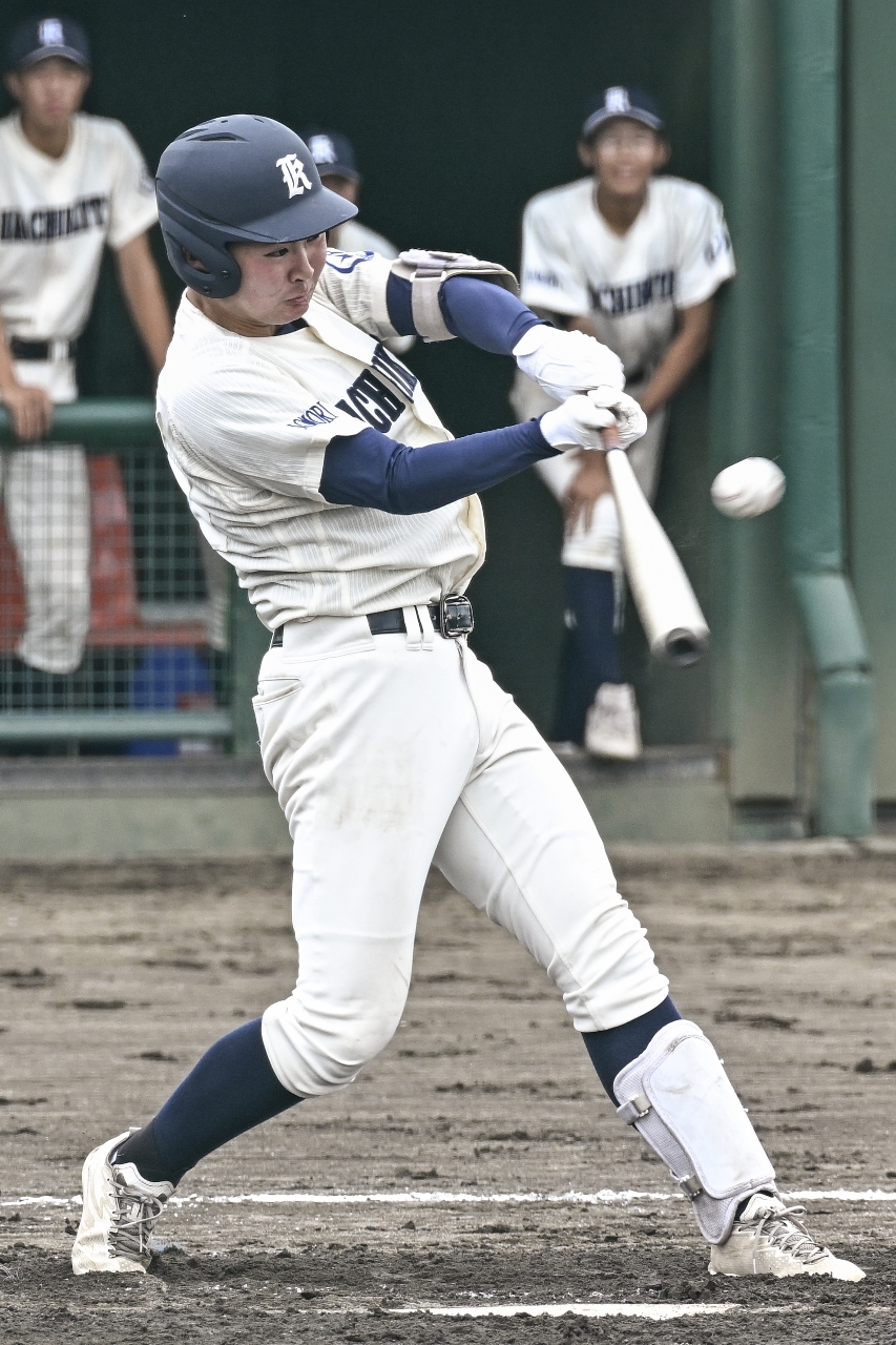 【2回戦・弘前―八戸北】1回八戸北1死満塁、青木秀真が中前適時打を放ち1-2とする=六戸メイプル
