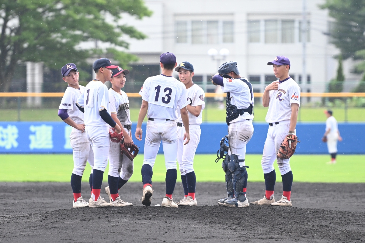【２回戦・上北連合―八戸西】五回、マウンドに集まる選手たち＝青森市ダイシンベースボールスタジアム