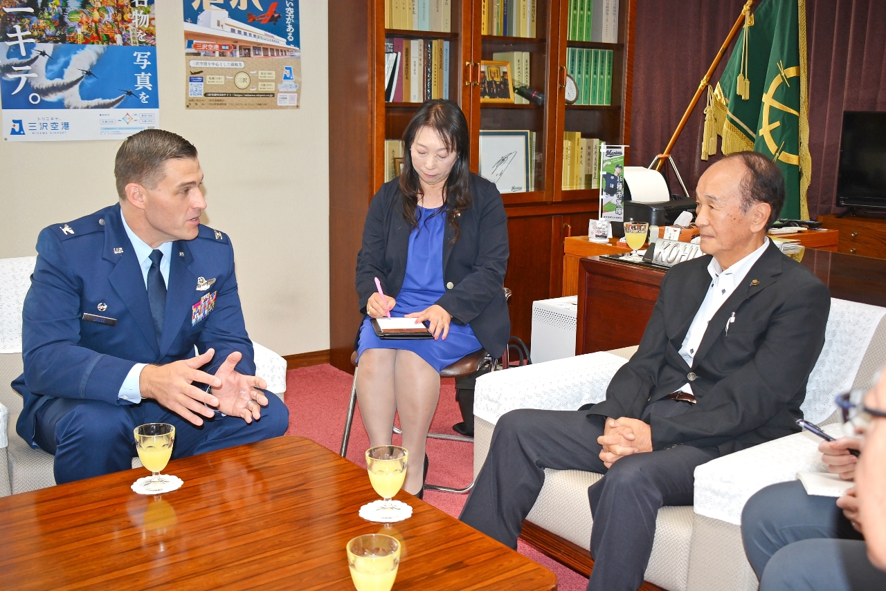 小桧山吉紀市長（右）と懇談するオリヴァー・Ｒ・ロース大佐（左）＝１５日、三沢市役所