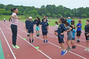 トップ選手らが速く走るコツ伝授 六ケ所村で陸上教室