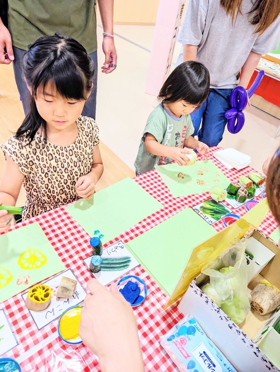 野菜のスタンプづくりに挑戦する子どもたち