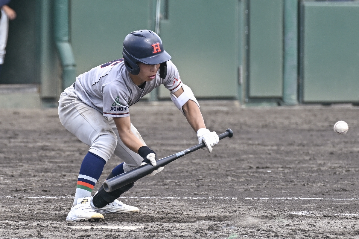 【3回戦・弘前南-工大一】4回工大一1死一、三塁、小島琉生がスクイズを決め、2-0とリードを広げる=六戸メイプル