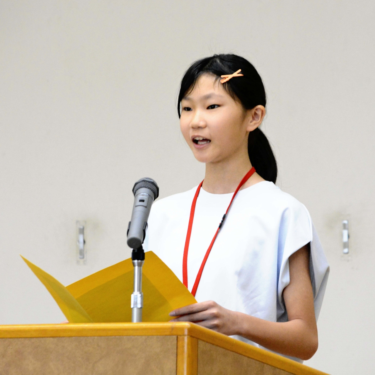 児童を代表して抱負を述べる柴崎こ花さん