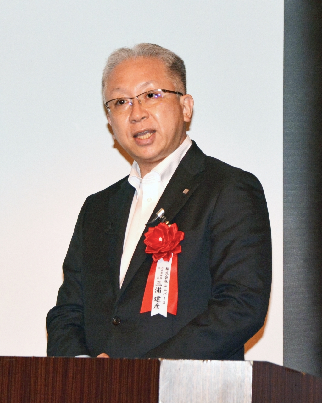 今後の経営方針について説明するユニバースの三浦建彦社長。秋田県内で2店舗目の出店を計画する=15日、盛岡市