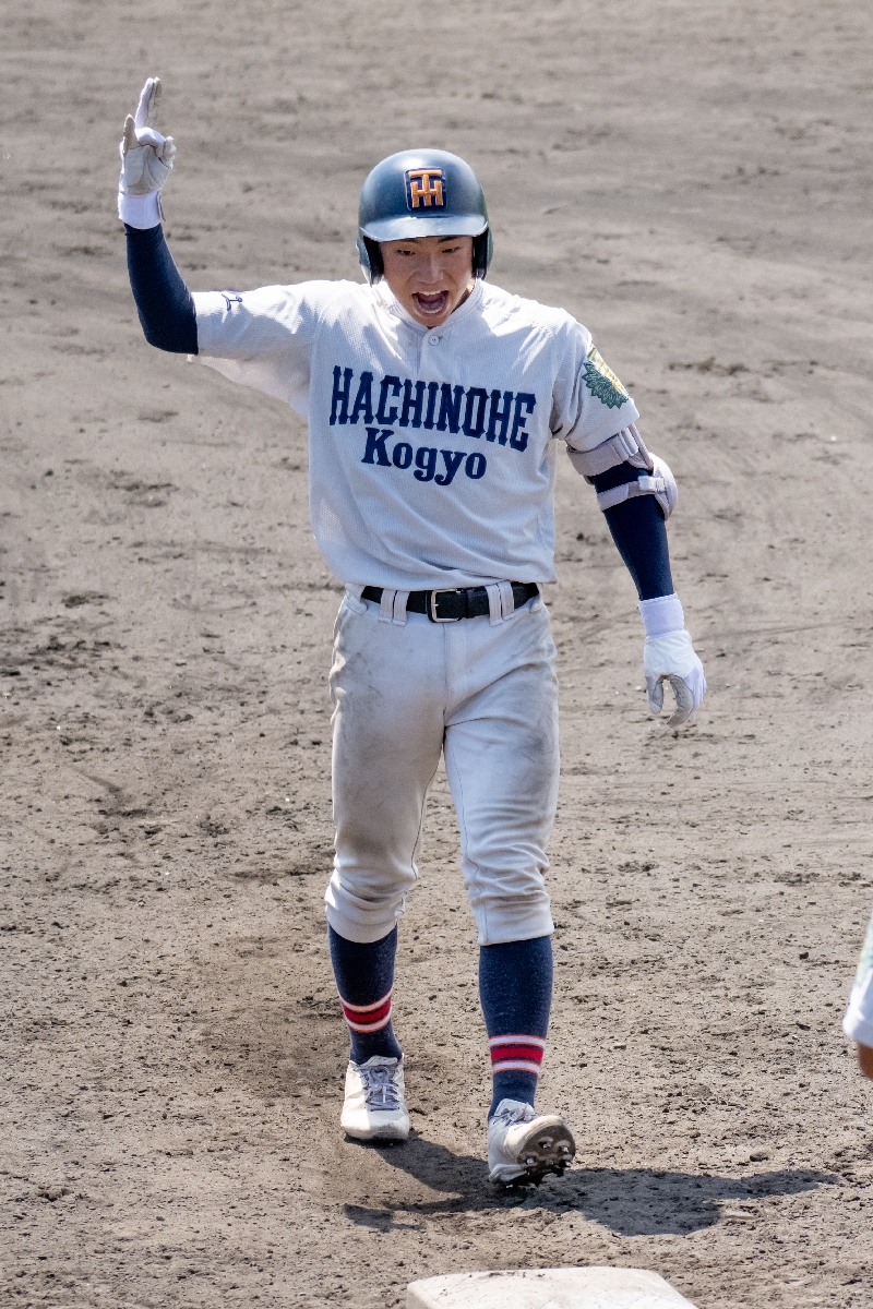 【３回戦・青森山田―八戸工】５回八戸工２死一塁、左前打で好機を広げ、ガッツポーズする中城諒紀＝青森ダイシンベースボールスタジアム