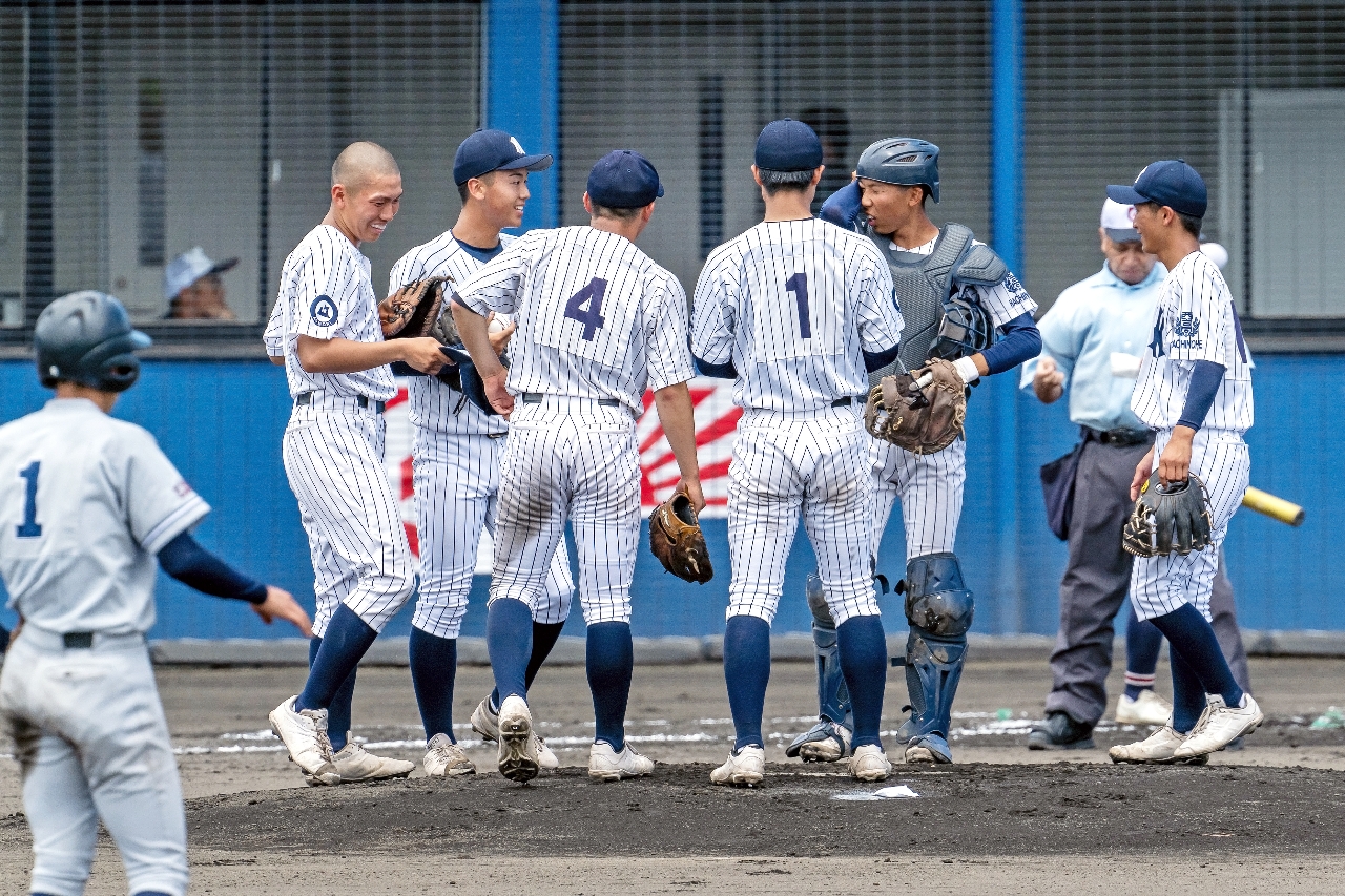 【3回戦・三沢商―八戸西】2回1死満塁のピンチでマウンドに集まる八戸西ナイン=青森市ダイシンベースボールスタジアム
