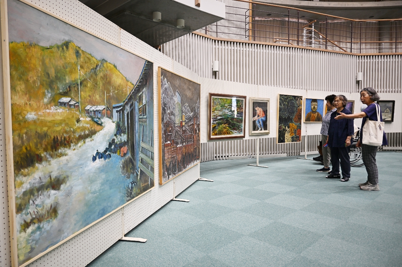 大小さまざまな絵画など、多彩なジャンルの力作が並ぶ県北一戸美術展