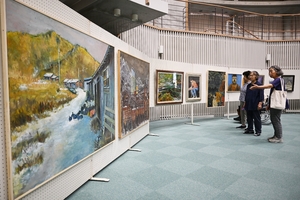 愛好家や高校生の作品勢ぞろい　県北一戸美術展、19日まで