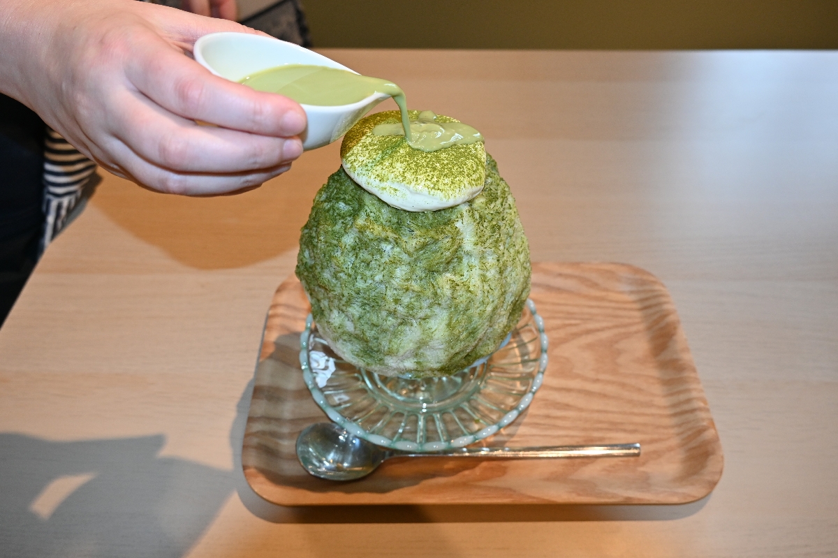 「石臼焼き宇治抹茶」。追加であんこを乗せるとより絶品に。