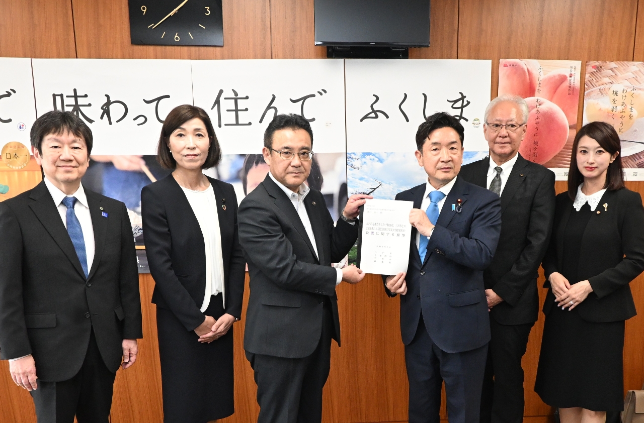 瀬戸隆一副大臣(中央右)に要望書を手渡す熊谷雄一市長(同左)ら=16日、復興庁