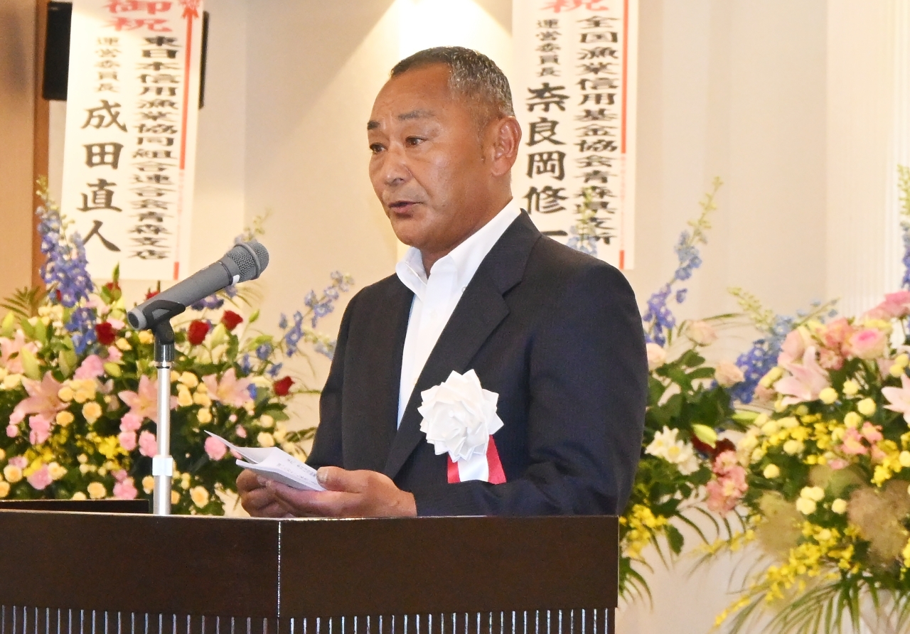 陸奥湾でのホタテ産業の振興に向け連携を呼びかける小川憲一会長=16日、青森市