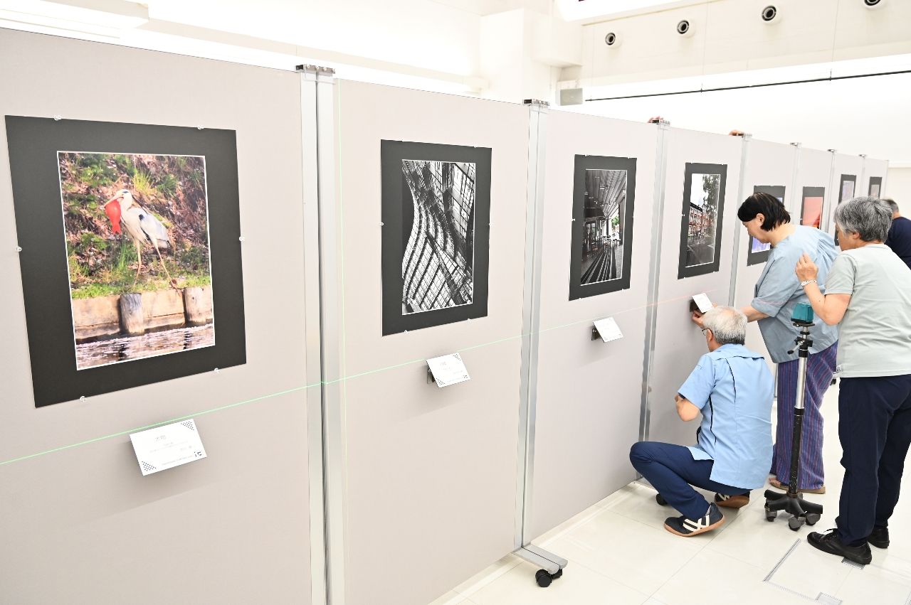 展示準備が進む会場