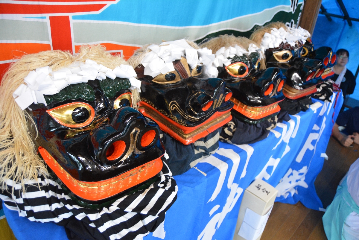市川神楽の権現様５頭。今回新調したのは左で重さが特徴だ