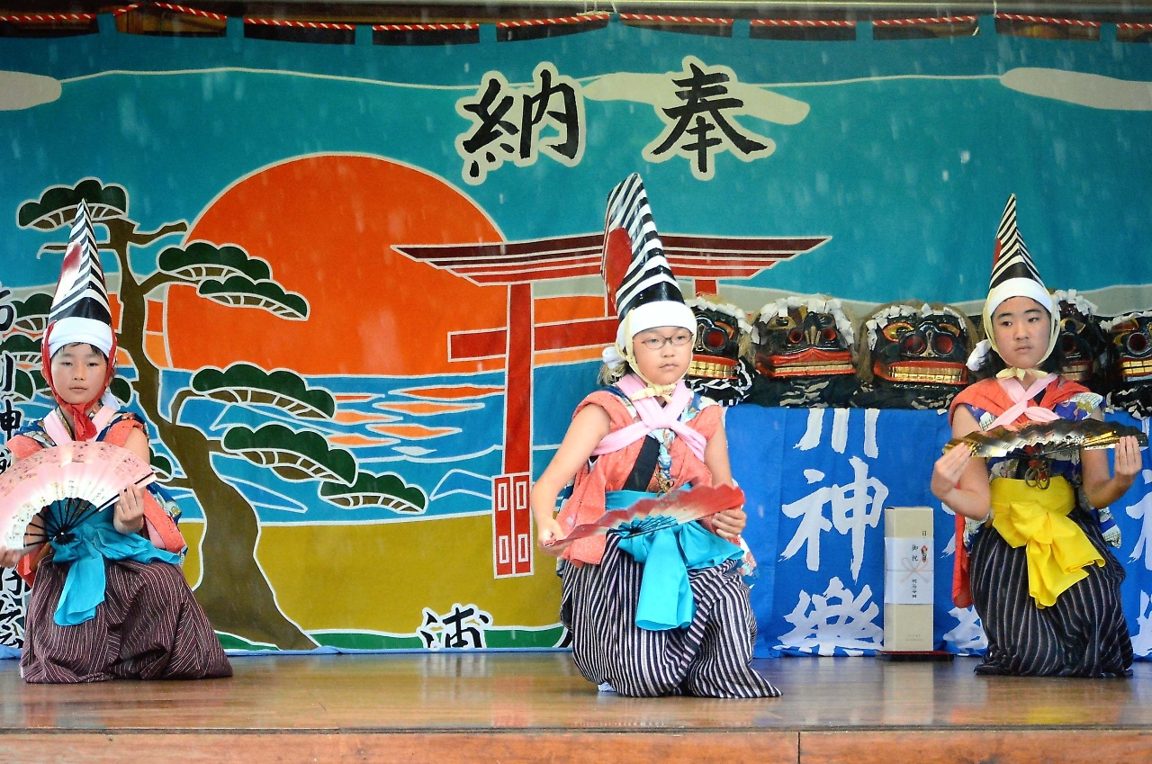 子どもらが三番叟などを披露した