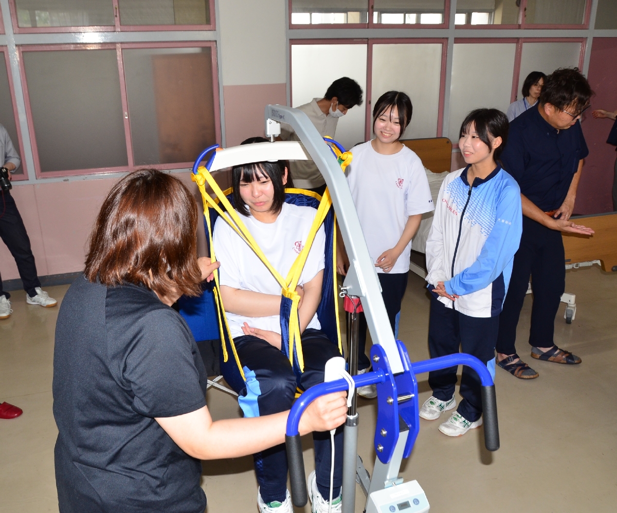 福祉用具を体験する生徒