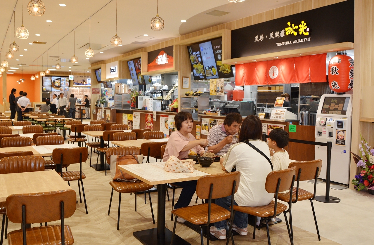 フードコートにリニューアルした飲食店街「味横丁」=16日、八食センター