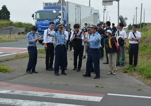 信号機設置「前向き検討」 三沢署長が見解、8日の死亡事故現場
