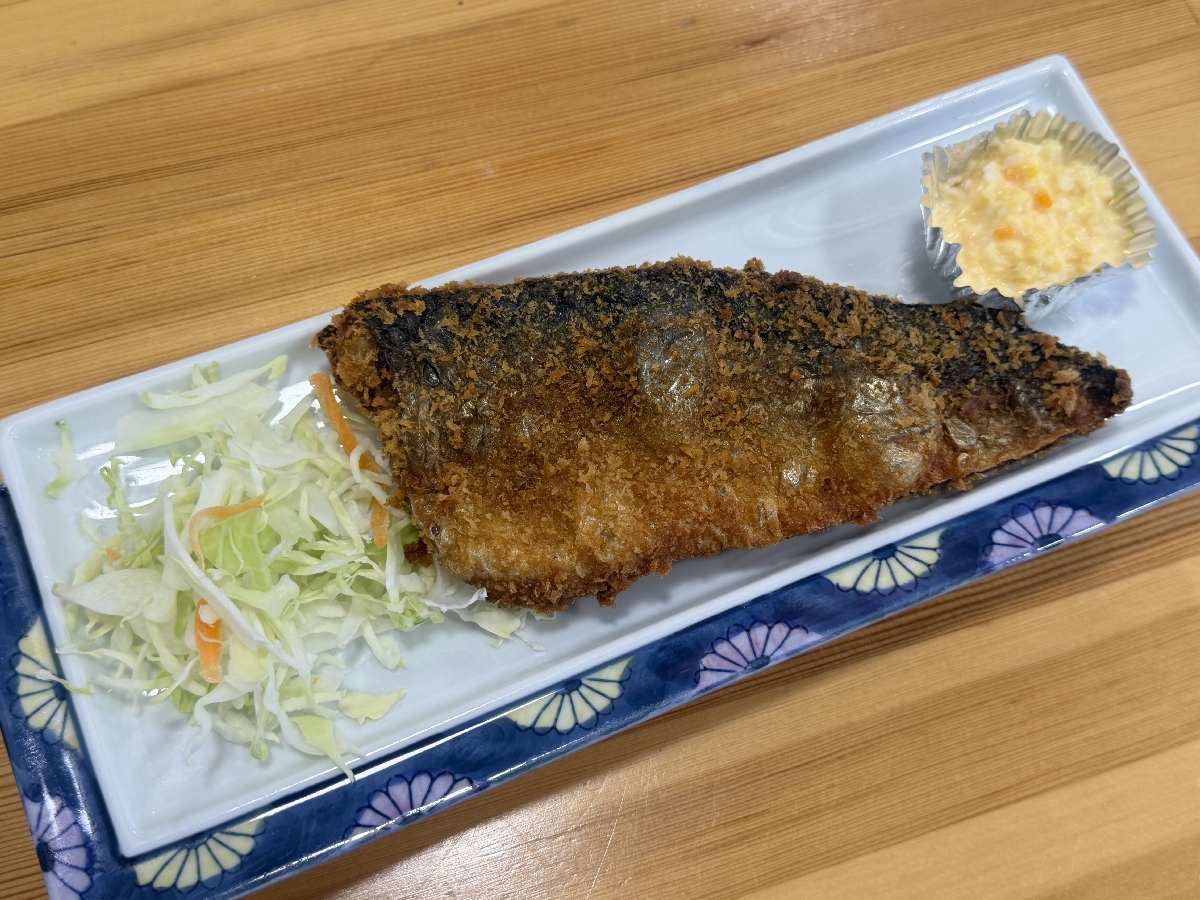 期間限定メニューのサバ半身フライ=16日、八戸市魚菜小売市場