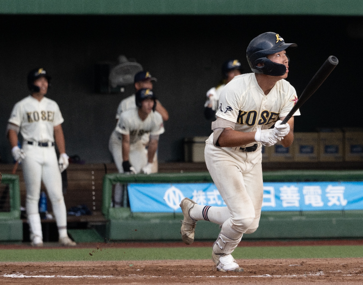 【準々決勝・青森北―八学光星】６回八学光星１死一、二塁、新谷翔磨が右翼席に飛び込む３点本塁打を放ち、１０―３とする＝弘前はるか夢球場