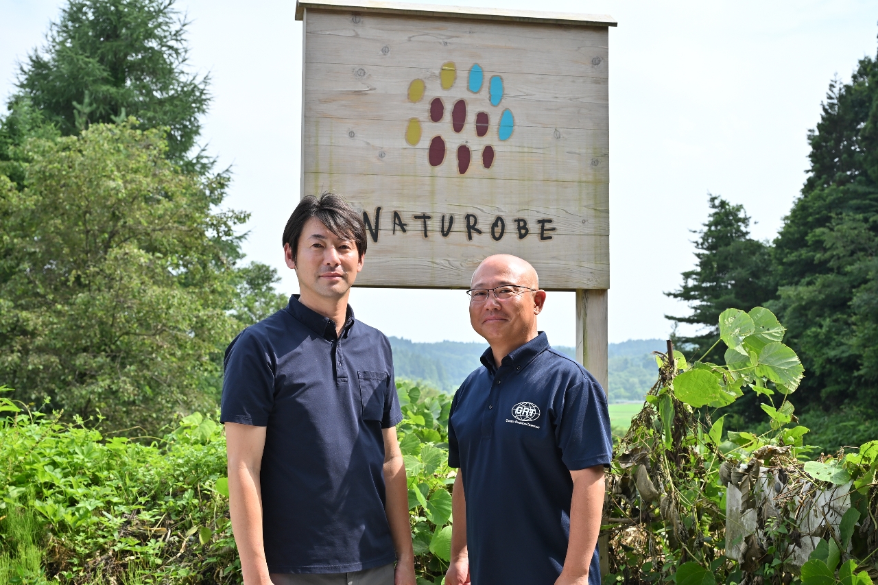コメの無農薬栽培に向け業務提携した、大昇運輸の大坂陽一代表（左）と農園ナチュローブの陸田秀之代表＝１７日、十和田市