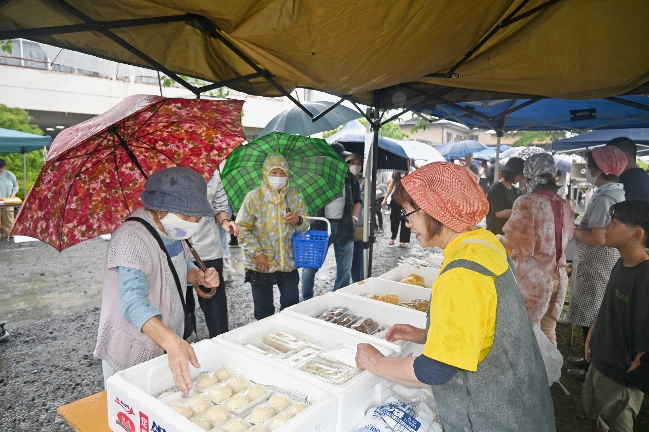 住民らにぎわった今季最初の小久慈朝市