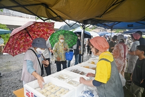 野菜や郷土食、楽しく品定め 小久慈朝市開幕