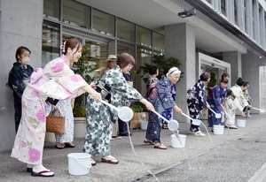 打ち水で街に涼しさを 八戸市中心街、浴衣姿の20人参加