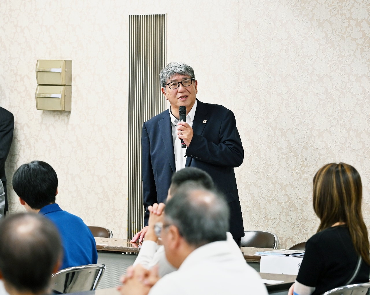 ひばり野西高の概要を説明する山口吉彦氏=18日、五戸町