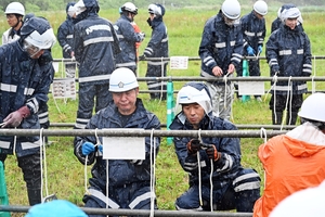 地元消防団員ら100人、水害への備え確認 馬淵川河川敷で水防工法訓練/八戸