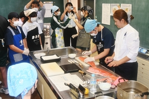 地元で水揚げ、サーモンとイワシでイタリア料理に挑戦　久慈・山形中生