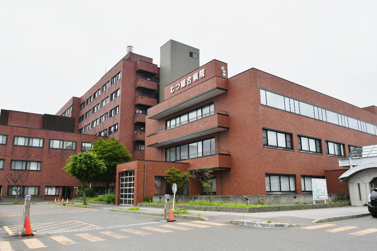 施設老朽化により新築する方針のむつ総合病院。地震による被害も受け、１日も早い新病棟の整備が待たれる＝１８日、むつ市