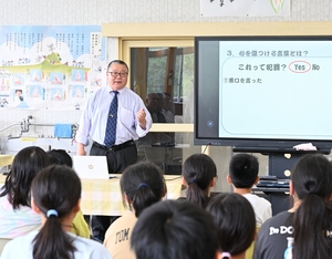 日常会話での言葉遣いの大切さ訴え　五戸地区更生保護女性会、新郷小児童に講話