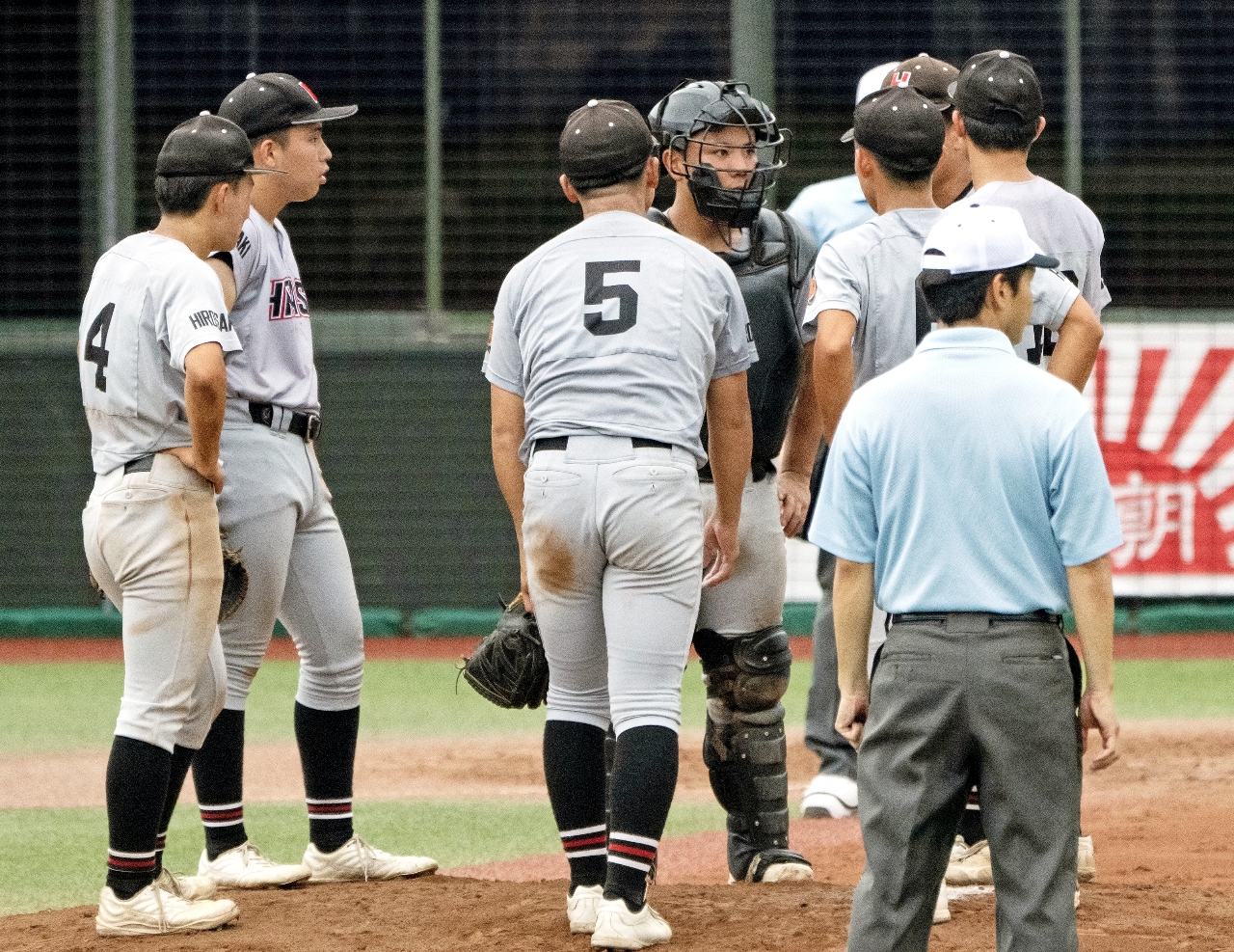 【準々決勝・弘前東―工大一】８回、工大一に勝ち越しを許し、マウンドに集まる弘前東ナイン＝弘前はるか夢球場