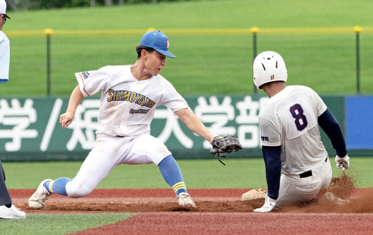 【準々決勝・下山学園―弘学聖愛】8回、下山学園は6個目の盗塁を許す。遊撃手松江榎=弘前はるか夢球場