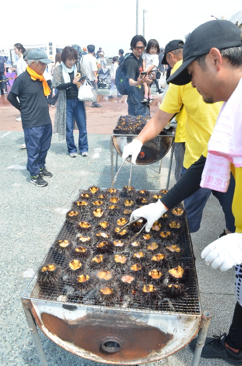 焼きウニの販売でにぎわった会場