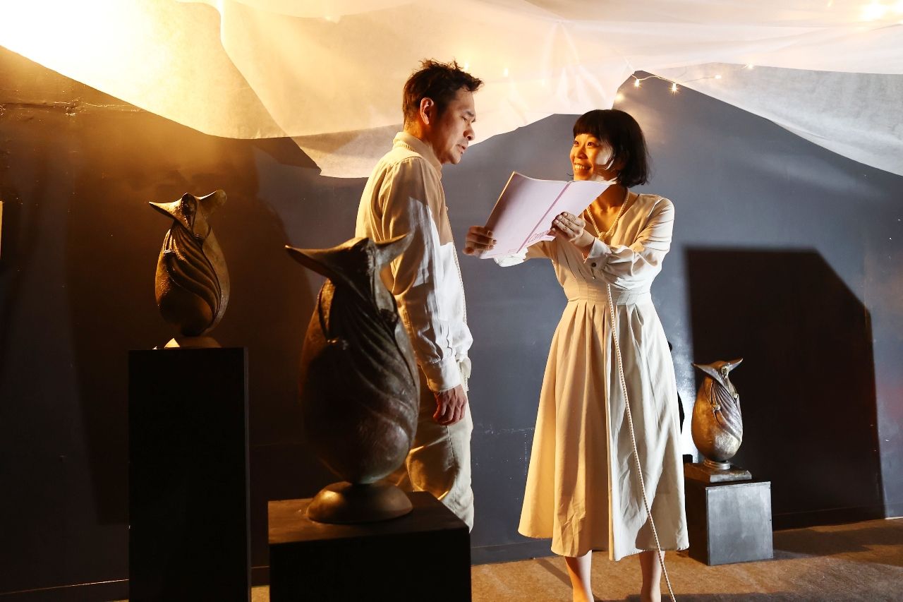 佐賀市で上演された「幸福な生活」の一幕。音楽や彫刻などさまざまな芸術が一つの舞台となっていることが見どころという（演劇ユニット「猫を飼う」提供）
